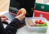 Обеды за рабочим столом снижают продуктивность студентов