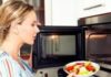 «Словно яд»: какие продукты опасно греть в микроволновке
