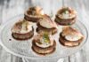 Закусочные шарлотки из бородинского хлеба, сельди и сметанного крема, пошаговый рецепт с фото