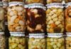 Терапевт предупредил о токсинах в домашних консервах